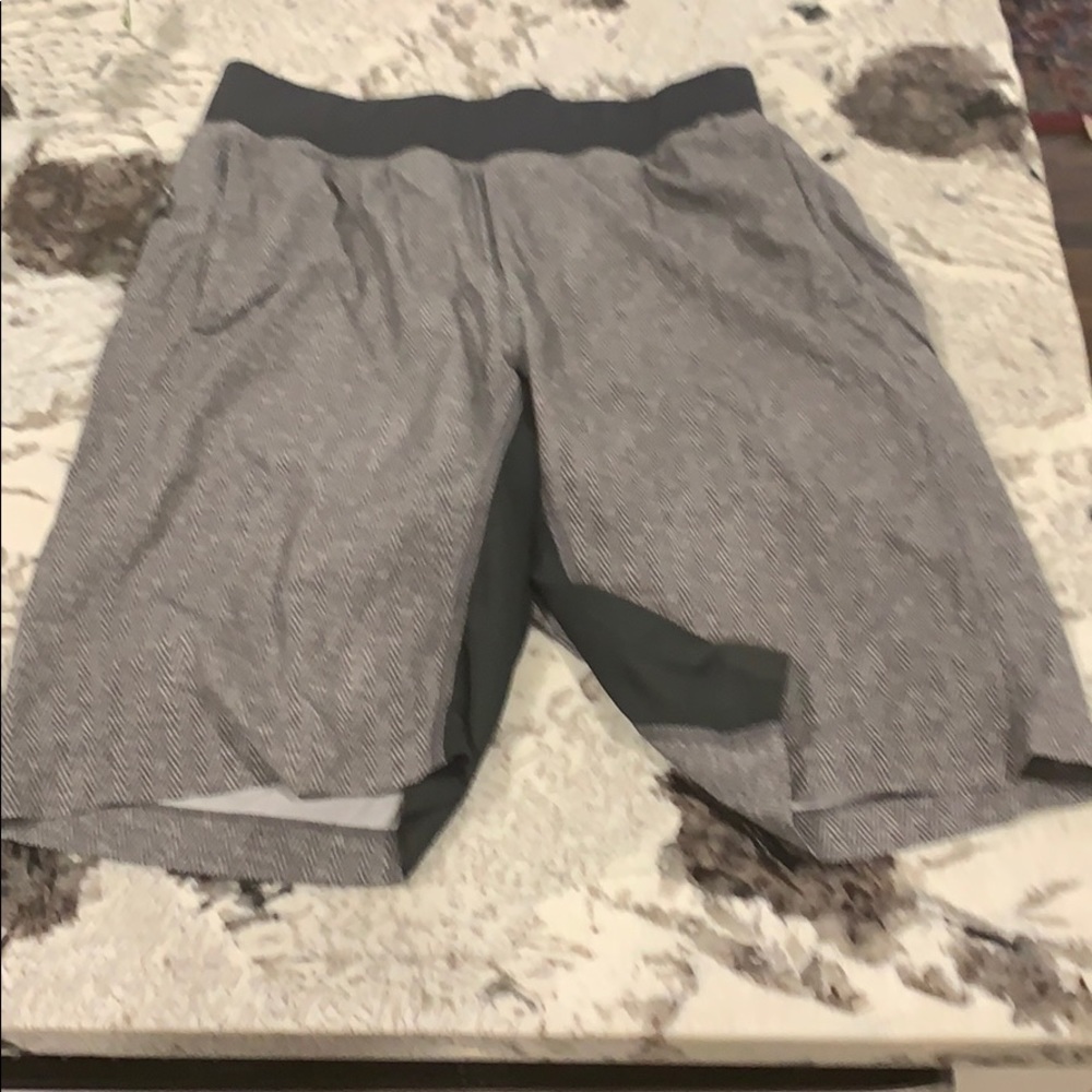 Men’s LuLuLemon shorts size small 11” inseam